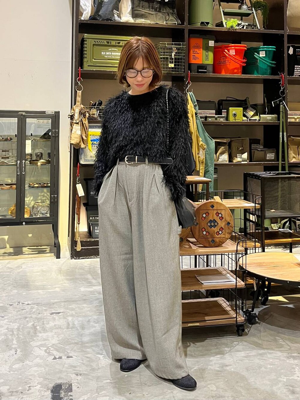 グレー系のその他パンツ、ブラック系のブーツ、ブラック系のショルダーバッグを着用したレディースの冬コーディネートの5枚目の写真