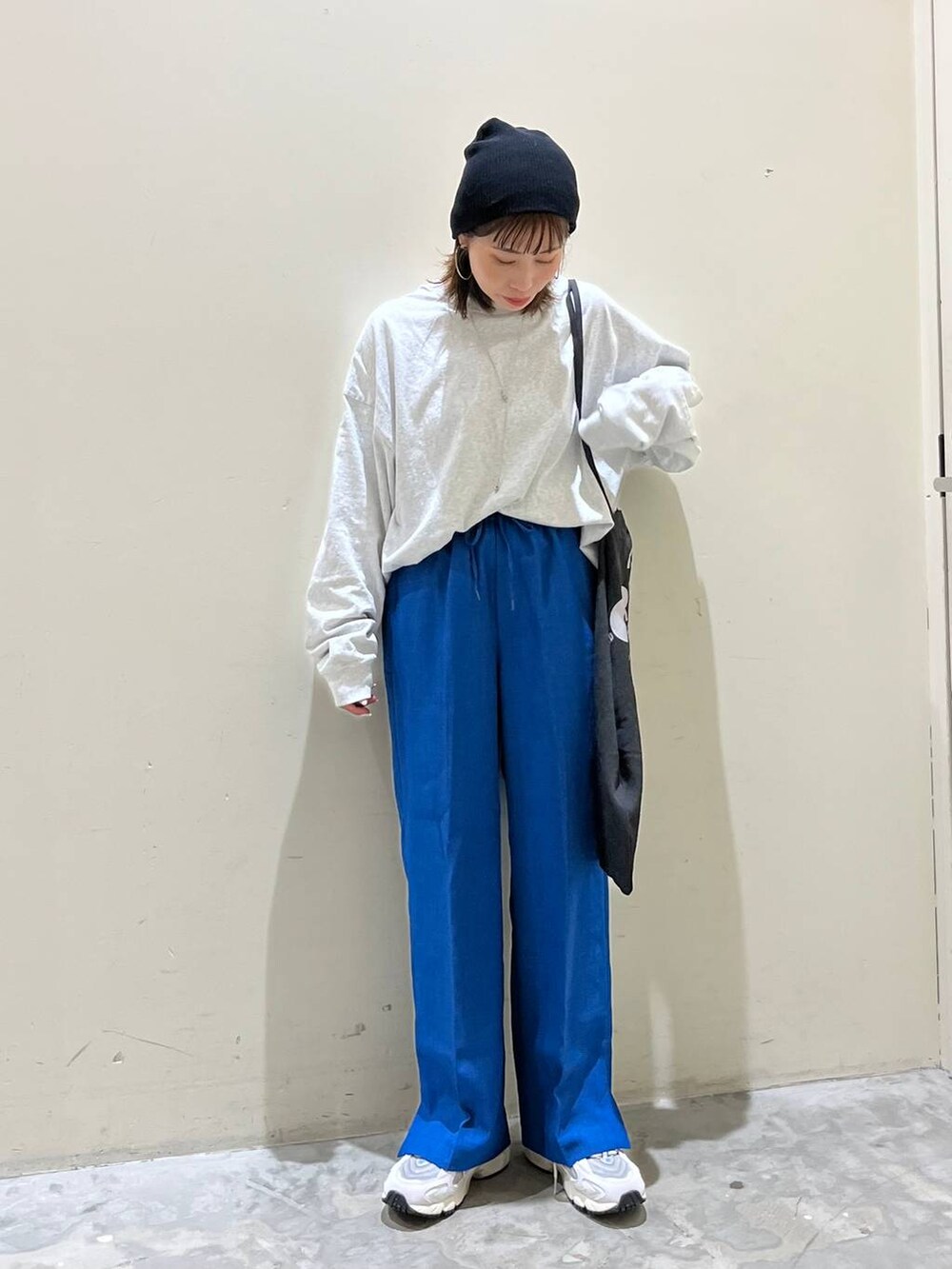 グレー系のトートバッグ、グレー系のTシャツ/カットソー、グレー系のスニーカーを着用したレディースの春コーディネートの6枚目の写真