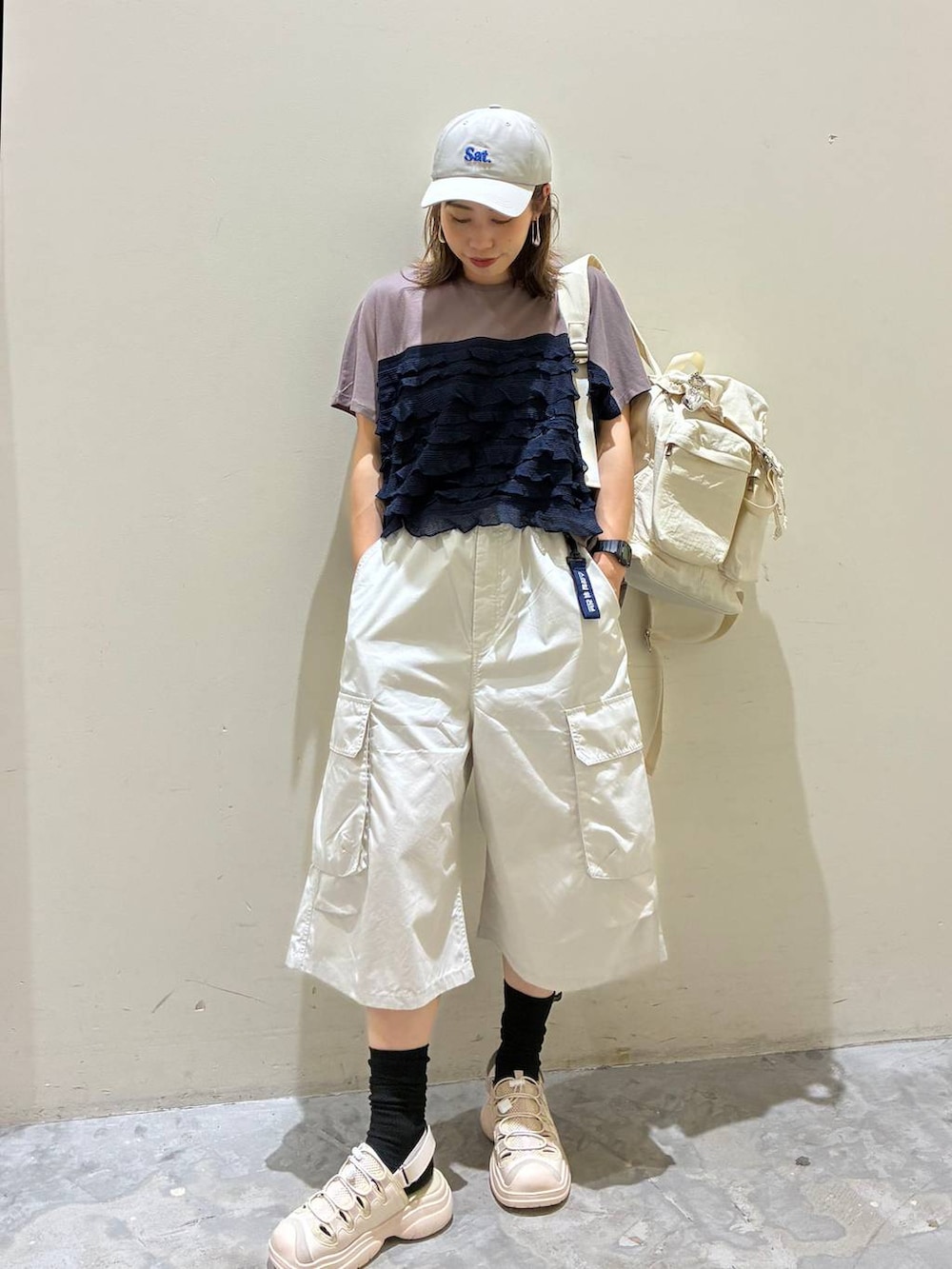 ベージュ系のバックパック/リュック、ベージュ系のサンダル、グレー系のその他パンツを着用したレディースの夏コーディネートの7枚目の写真