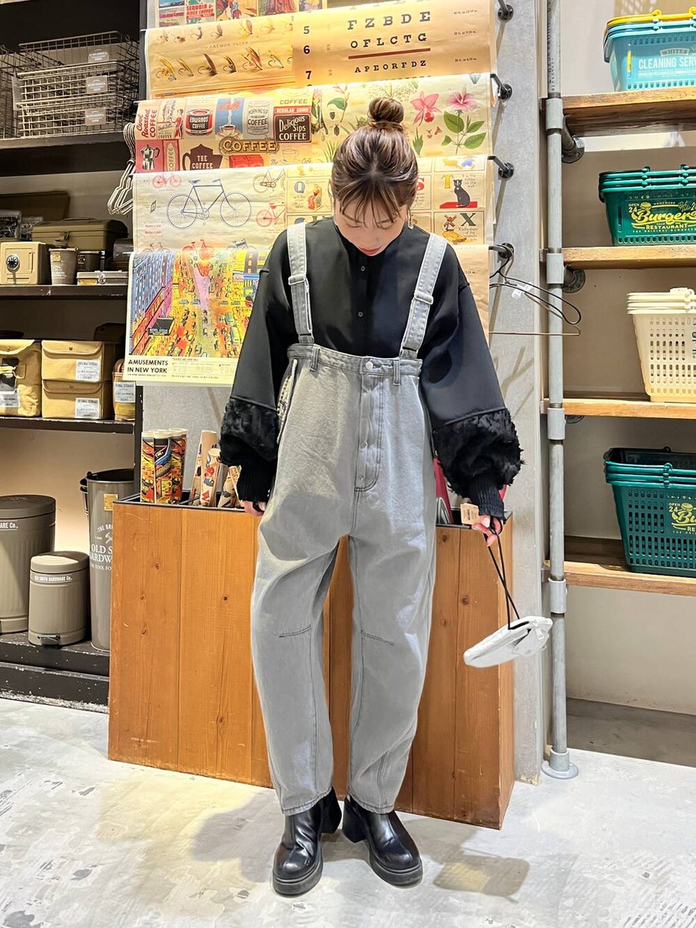 ブラック系のシャツ/ブラウス、その他のその他パンツ、ブラック系のブーツを着用したレディースの冬コーディネートの3枚目の写真