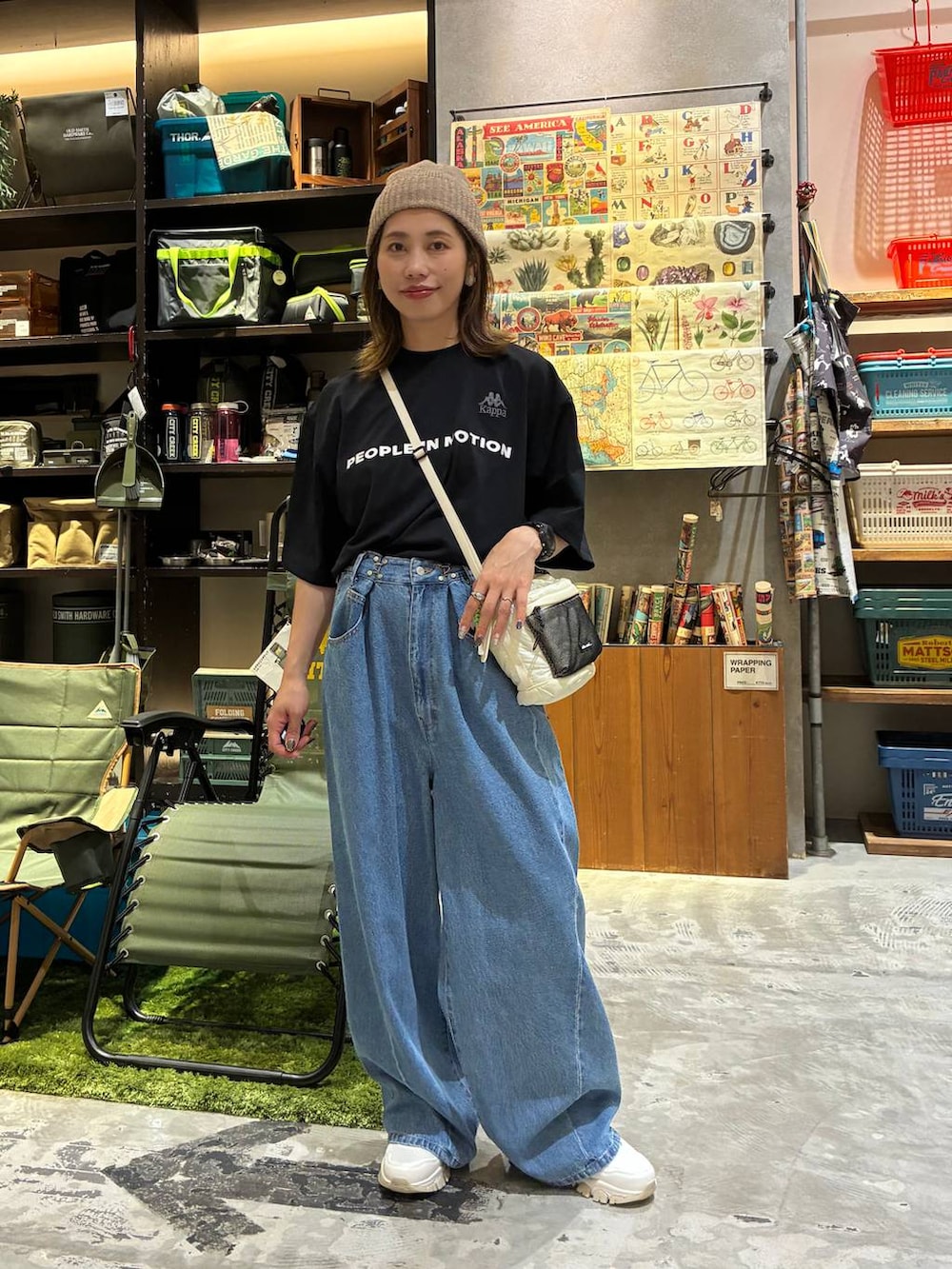 ブルー系のその他パンツ、ブラック系のTシャツ/カットソー、ベージュ系のスニーカーを着用したレディースの夏コーディネートの3枚目の写真