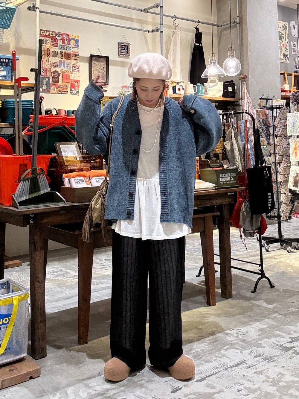 ホワイト系のTシャツ/カットソー、ブラック系のその他パンツ、イエロー系のその他シューズを着用したレディースの秋コーディネートの4枚目の写真