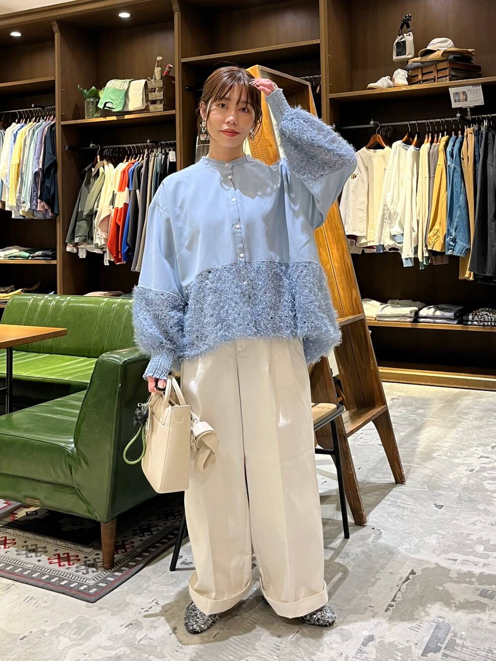 ベージュ系のチノパンツ、グレー系のパンプス、ブルー系のシャツ/ブラウスを着用したレディースの冬コーディネートの2枚目の写真
