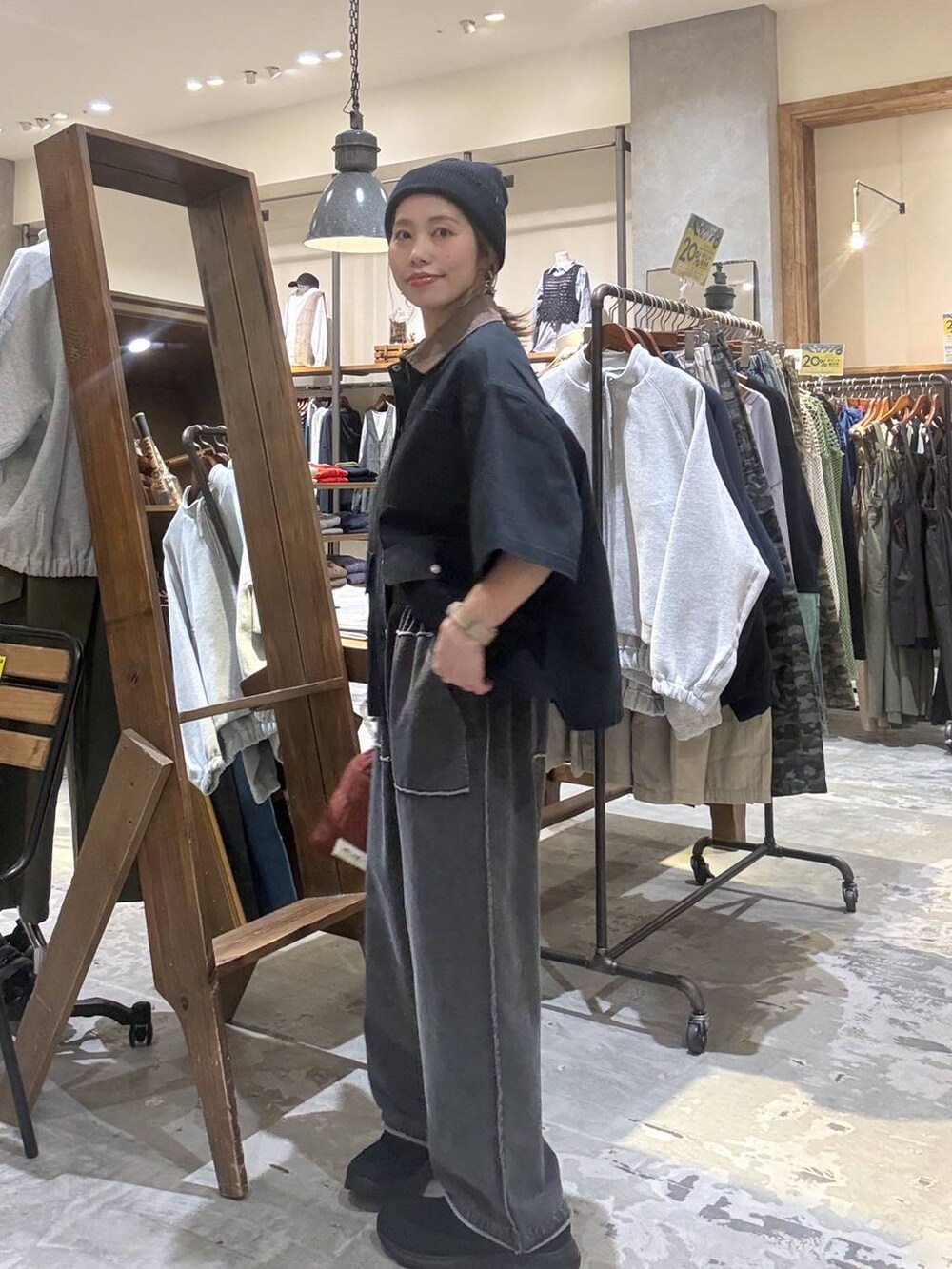 ブラウン系のショルダーバッグ、ブラック系のその他シューズ、ブラック系のミリタリージャケットを着用したレディースの春コーディネートの5枚目の写真