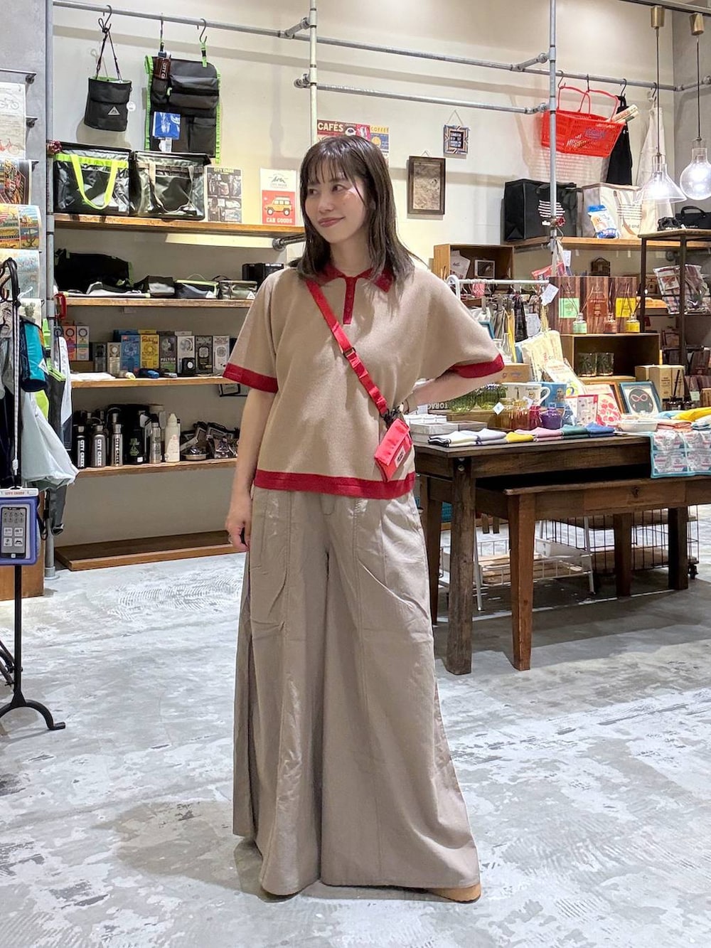 ブラウン系のサンダル、ベージュ系のニット/セーター、ブラウン系のその他パンツを着用したレディースの春コーディネートの2枚目の写真