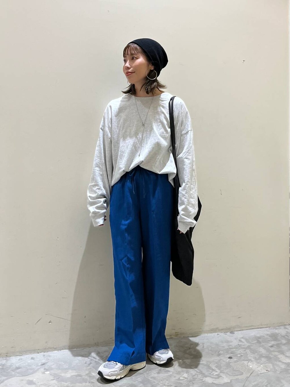 グレー系のトートバッグ、グレー系のTシャツ/カットソー、グレー系のスニーカーを着用したレディースの春コーディネートの7枚目の写真