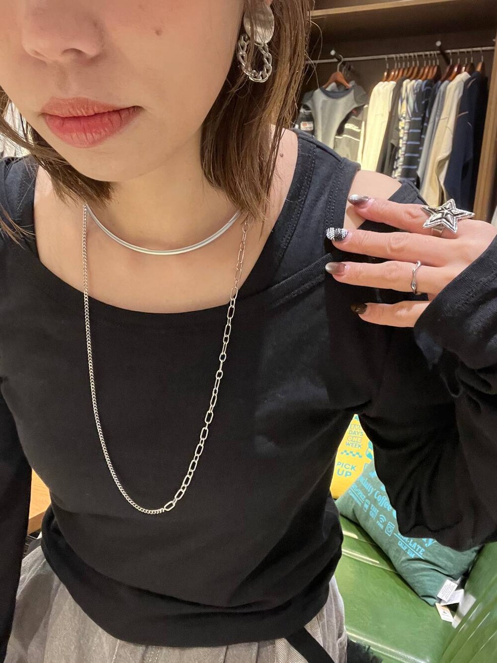 グレー系のデニムパンツ、グレー系のスニーカー、ブラック系のTシャツ/カットソーを着用したレディースの春コーディネートの4枚目の写真