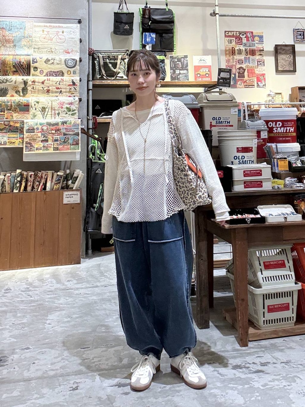 ベージュ系のTシャツ/カットソー、その他のトートバッグ、ホワイト系のTシャツ/カットソーを着用したレディースの春コーディネートの8枚目の写真