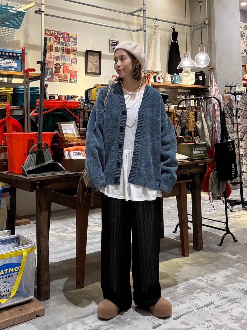 ホワイト系のTシャツ/カットソー、ブラック系のその他パンツ、イエロー系のその他シューズを着用したレディースの秋コーディネートの5枚目の写真