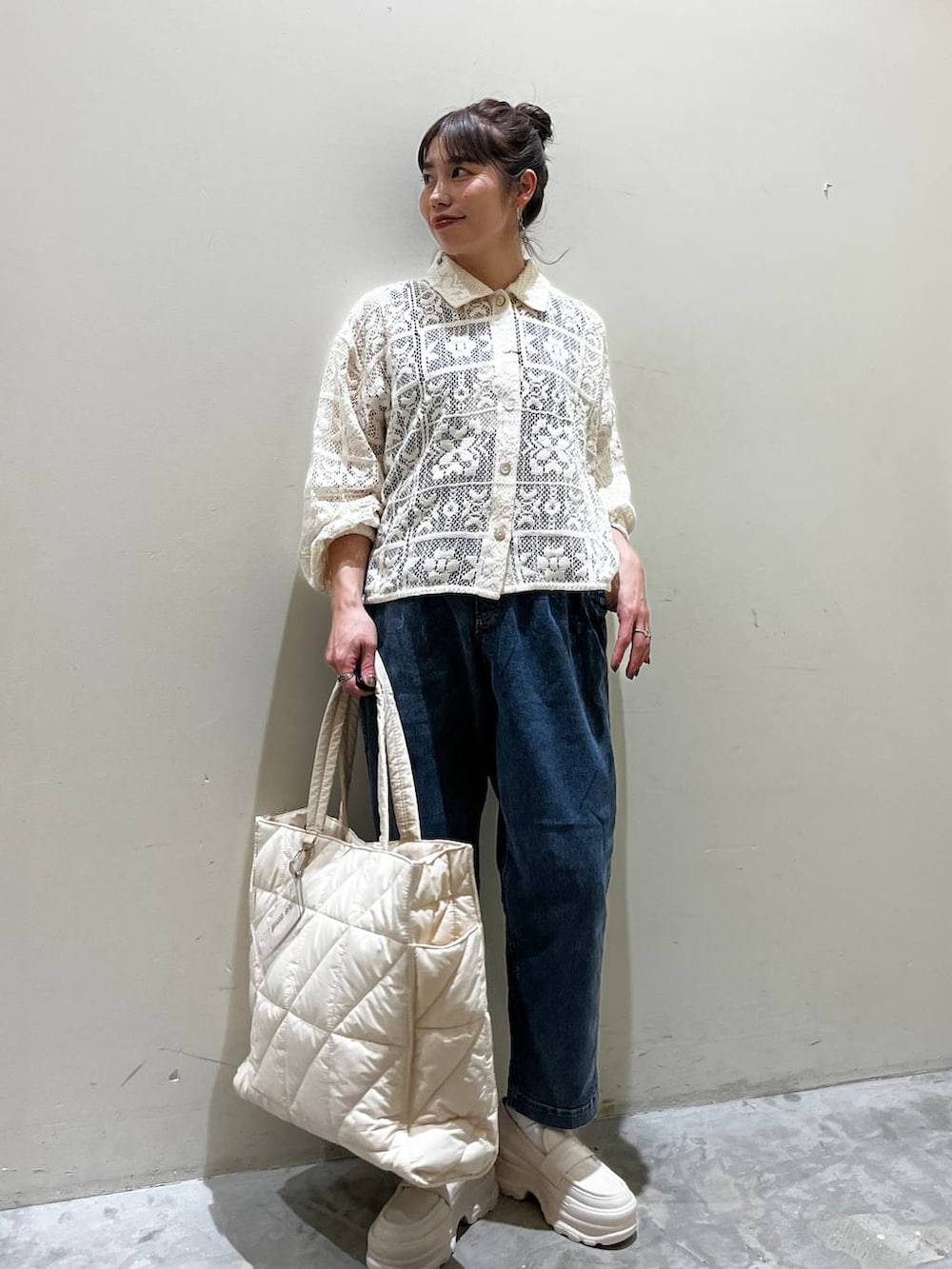 ベージュ系のローファー、ブルー系のその他パンツ、ホワイト系のトートバッグを着用したレディースの春コーディネートの4枚目の写真