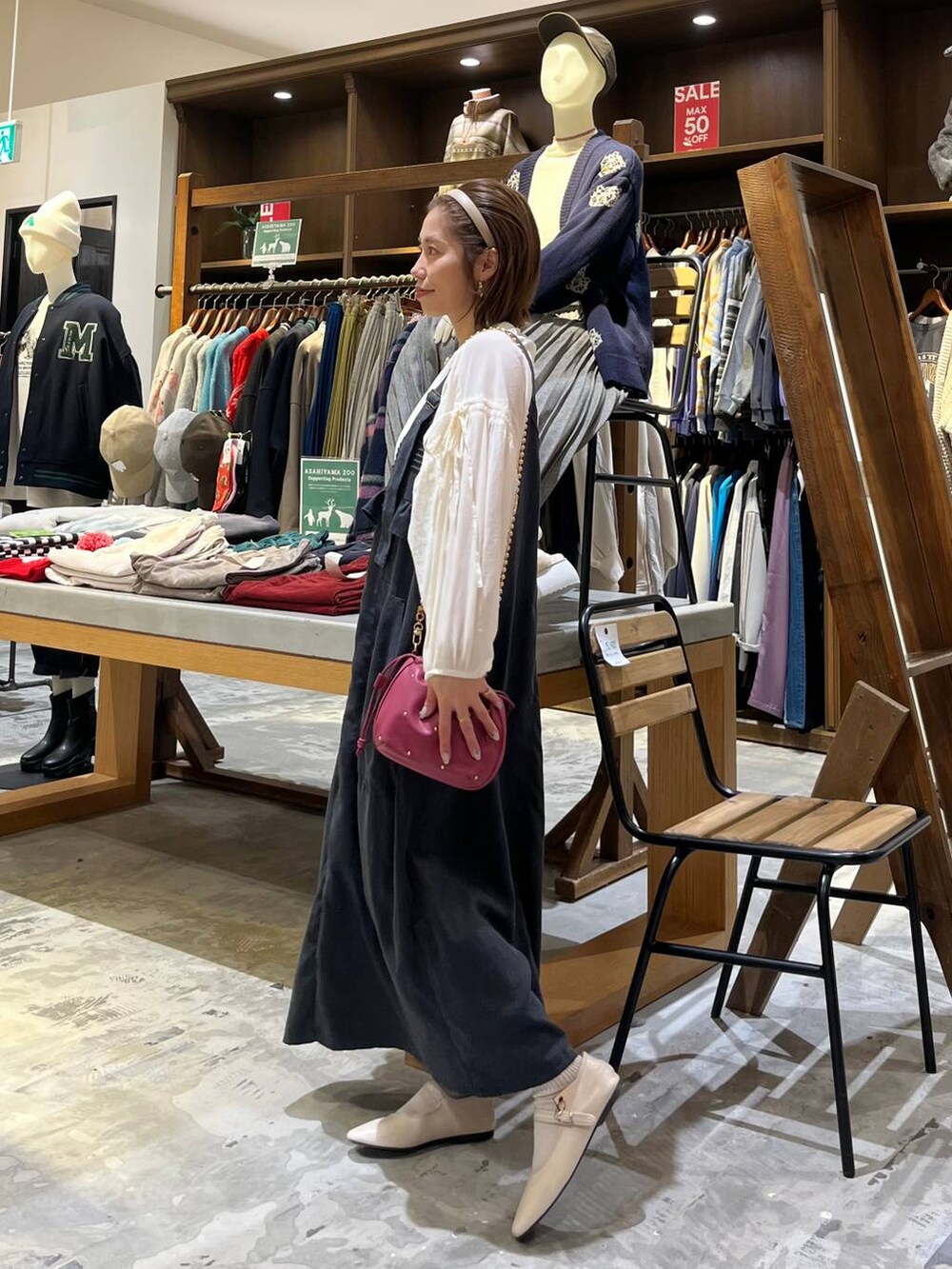 グレー系のジャンパースカート、ホワイト系のパンプス、ホワイト系のシャツ/ブラウスを着用したレディースの冬コーディネートの4枚目の写真