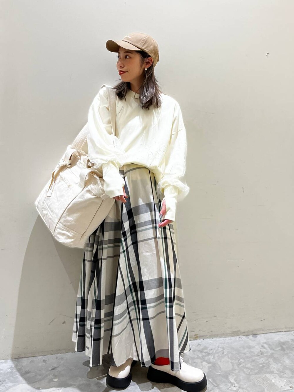 ホワイト系のスウェット、ベージュ系のショルダーバッグ、ベージュ系のその他シューズを着用したレディースの春コーディネートの6枚目の写真