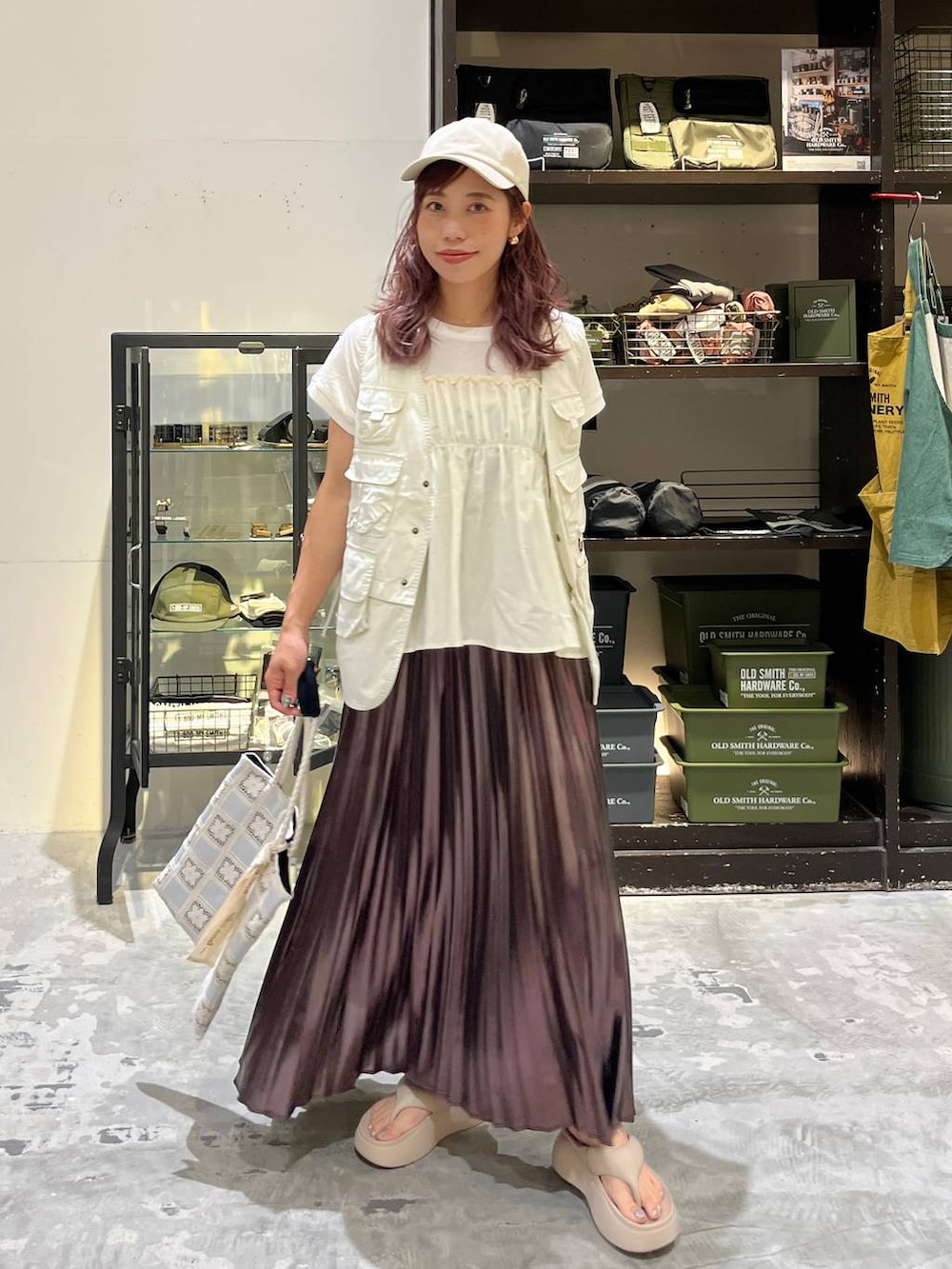 ベージュ系のサンダル、ベージュ系のスカート、ベージュ系のベストを着用したレディースの夏コーディネートの5枚目の写真