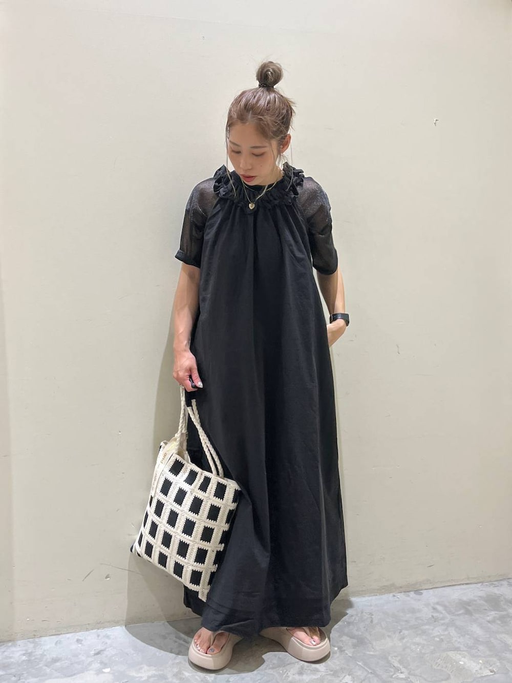 ベージュ系のサンダル、ブラック系のワンピース、ブラック系のトートバッグを着用したレディースの春コーディネートの7枚目の写真
