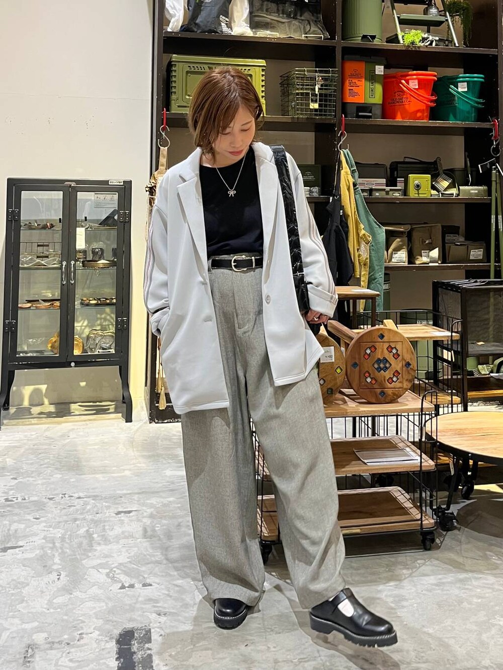 ホワイト系のTシャツ/カットソー、グレー系のその他パンツ、グレー系のテーラードジャケットを着用したレディースの冬コーディネートの6枚目の写真