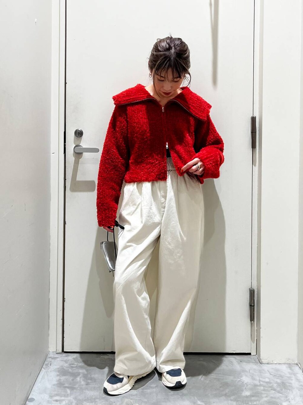 ベージュ系のその他パンツ、グレー系のショルダーバッグ、レッド系のカーディガン/ボレロを着用したレディースの冬コーディネートの4枚目の写真