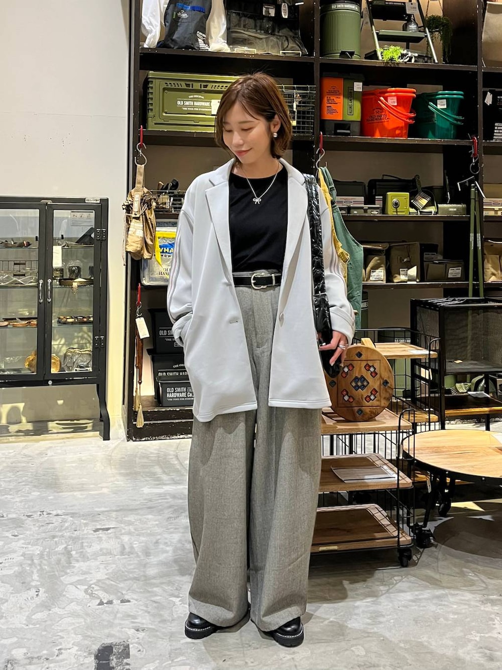 ホワイト系のTシャツ/カットソー、グレー系のその他パンツ、グレー系のテーラードジャケットを着用したレディースの冬コーディネートの5枚目の写真