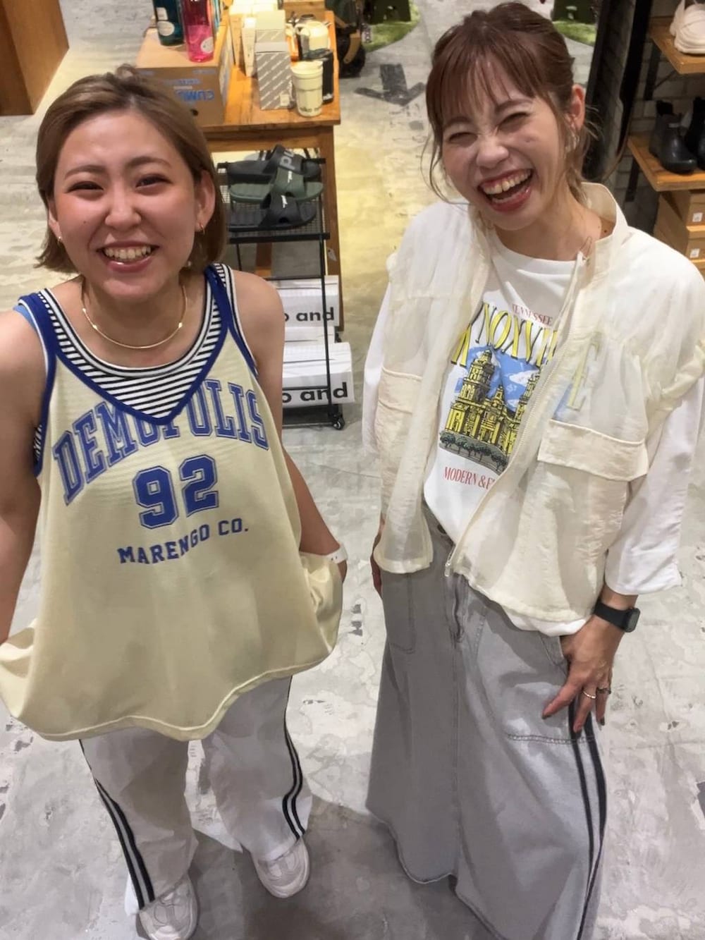 その他のタンクトップ、ホワイト系のTシャツ/カットソー、ホワイト系のその他パンツを着用したレディースの夏コーディネートの2枚目の写真