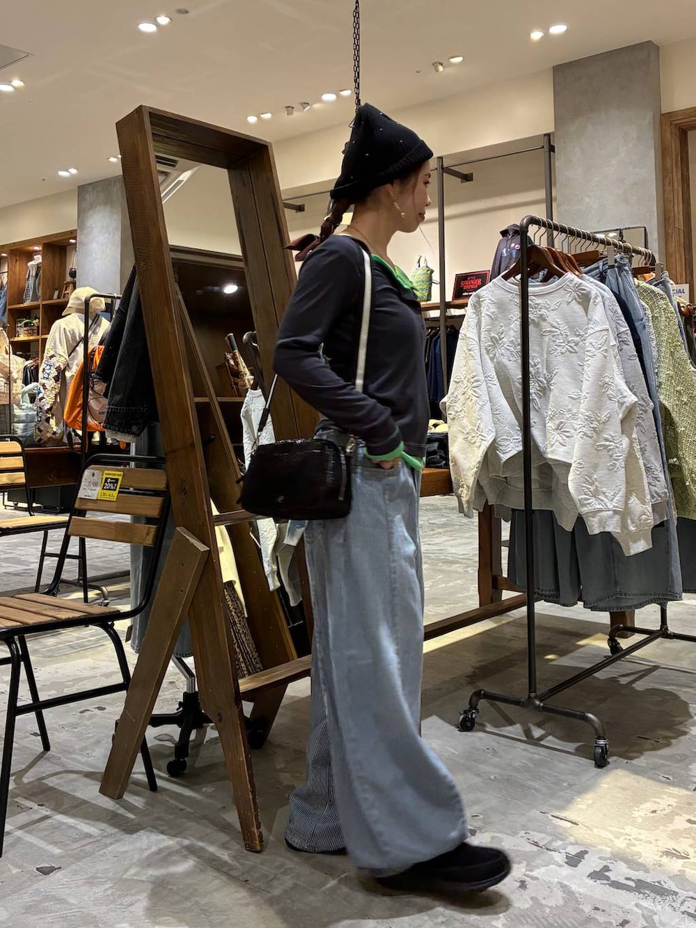 その他のショルダーバッグ、グレー系のTシャツ/カットソー、ブルー系のデニムパンツを着用したレディースの冬コーディネートの3枚目の写真