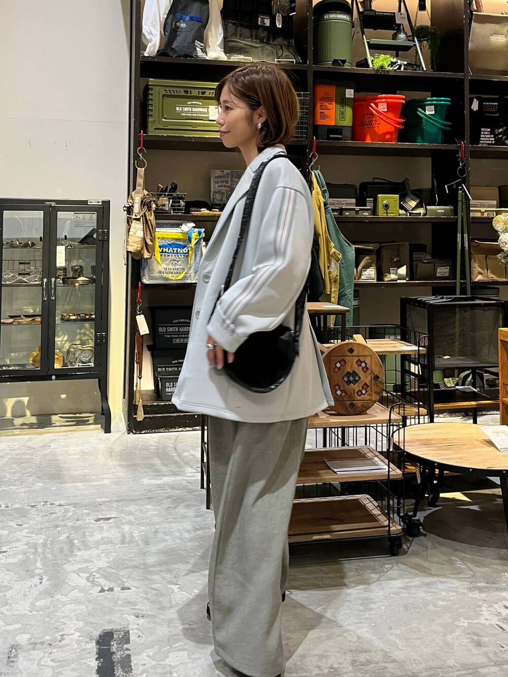 ホワイト系のTシャツ/カットソー、グレー系のその他パンツ、グレー系のテーラードジャケットを着用したレディースの冬コーディネートの4枚目の写真