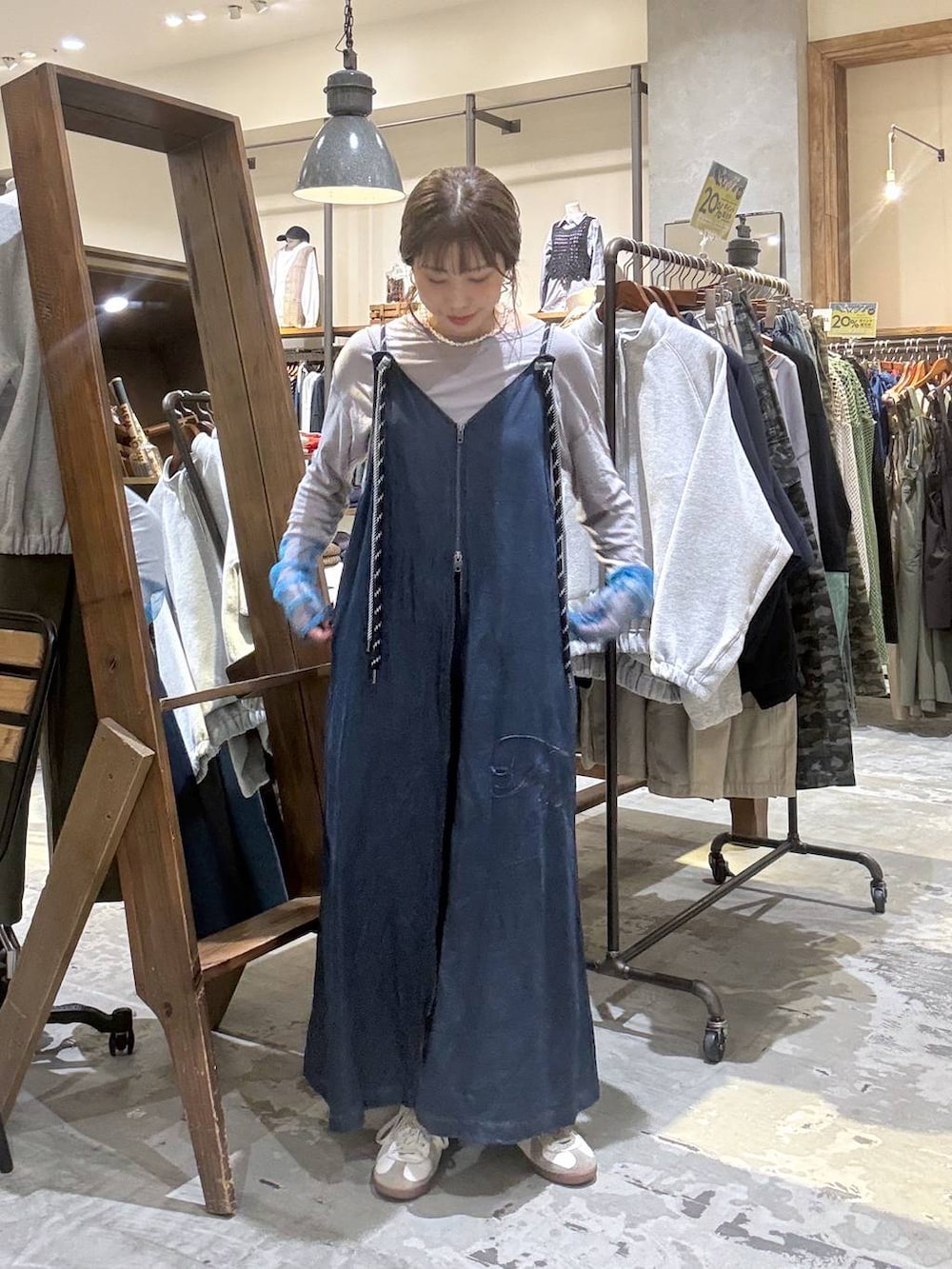 グレー系のTシャツ/カットソーを着用したレディースの春コーディネートの9枚目の写真