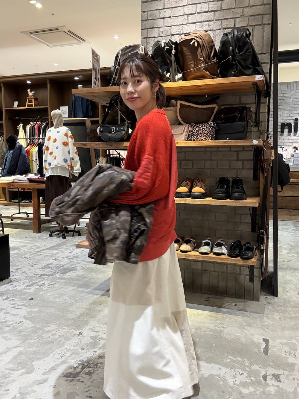 ゴールド系のスニーカー、ブラウン系のショルダーバッグ、レッド系のニット/セーターを着用したレディースの秋コーディネートの8枚目の写真