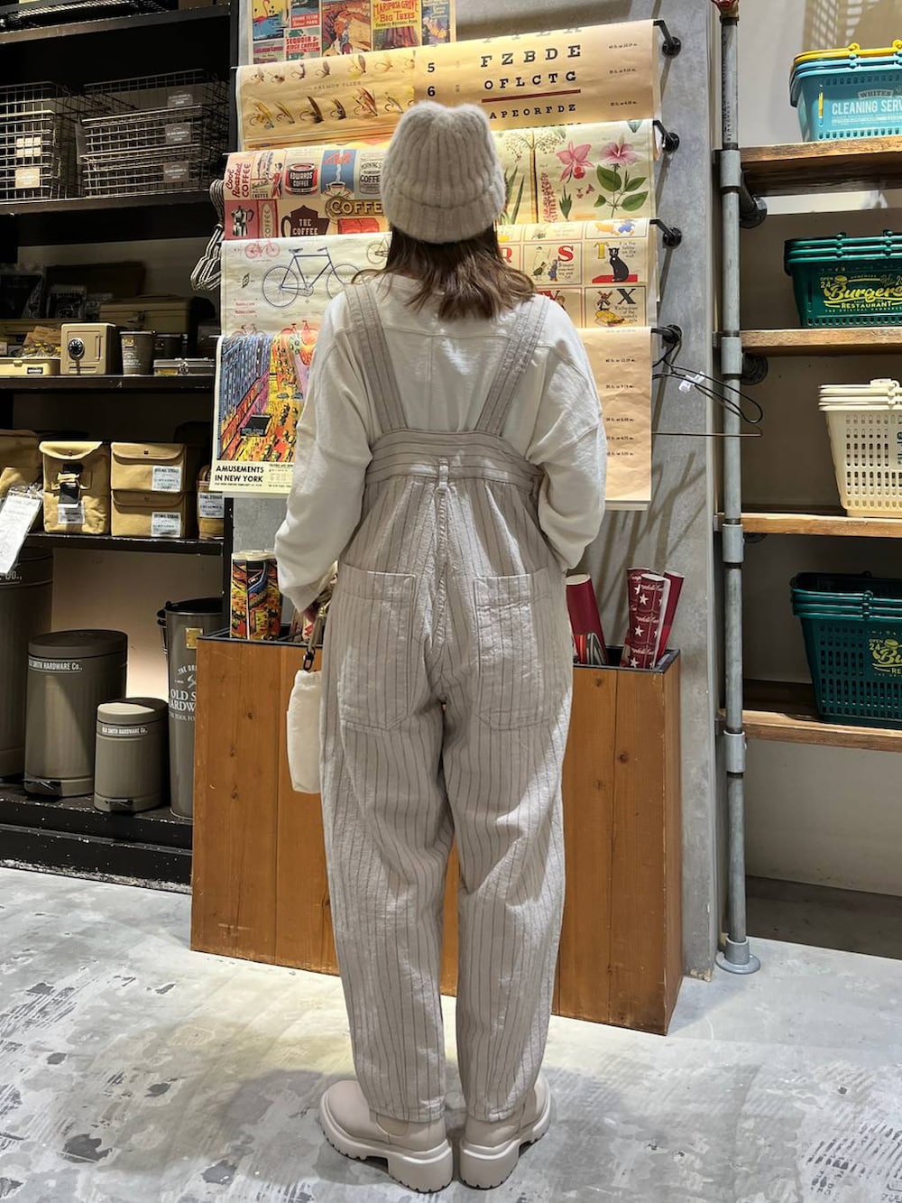 ベージュ系のその他パンツ、ベージュ系のブーツ、ベージュ系のショルダーバッグを着用したレディースの冬コーディネートの5枚目の写真