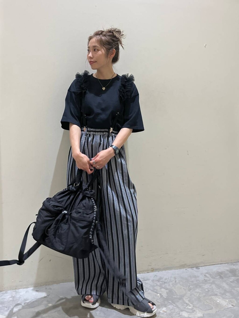 ブラック系のその他パンツ、ブラック系のTシャツ/カットソー、ブラック系のサスペンダーを着用したレディースの春コーディネートの6枚目の写真