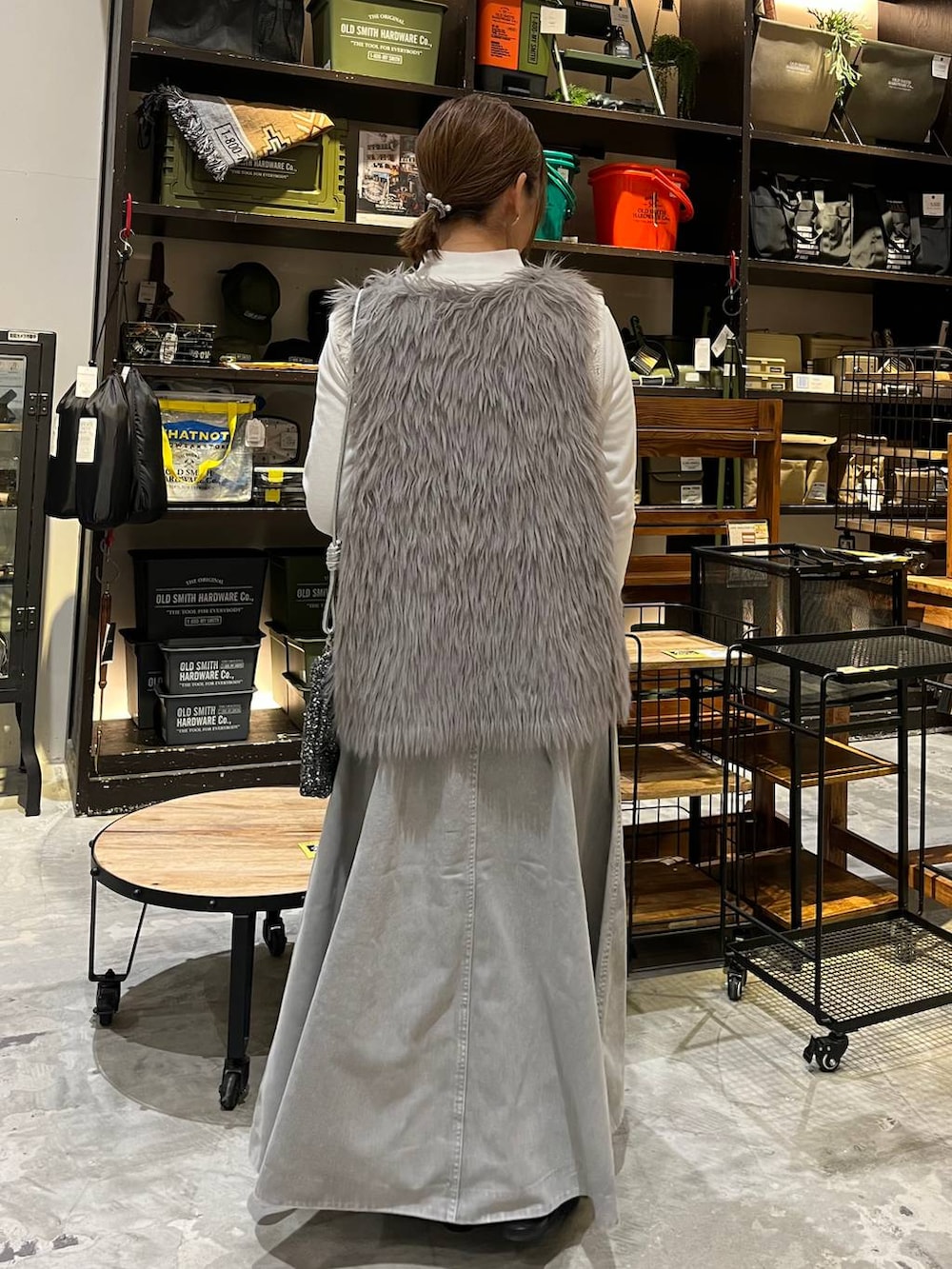 ブラック系のショルダーバッグ、ブラック系のバレエシューズ、ホワイト系のTシャツ/カットソーを着用したレディースの冬コーディネートの4枚目の写真