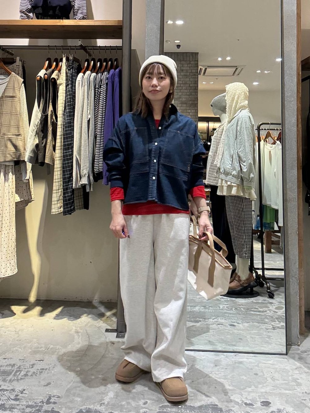 グレー系のスウェットパンツ、レッド系のTシャツ/カットソー、イエロー系のモカシン/デッキシューズを着用したレディースの春コーディネートの6枚目の写真