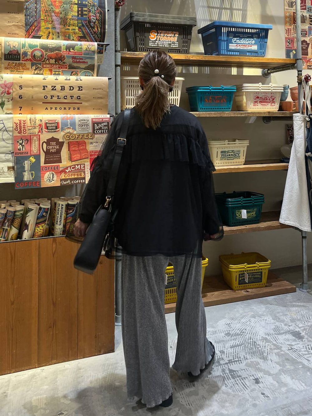 ブラック系のトートバッグ、グレー系のその他パンツ、ブラック系のローファーを着用したレディースの春コーディネートの4枚目の写真