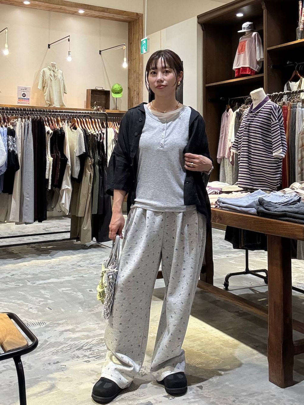 ブラック系のシャツ/ブラウス、ブラック系のスニーカー、シルバー系のトートバッグを着用したレディースの夏コーディネートの2枚目の写真