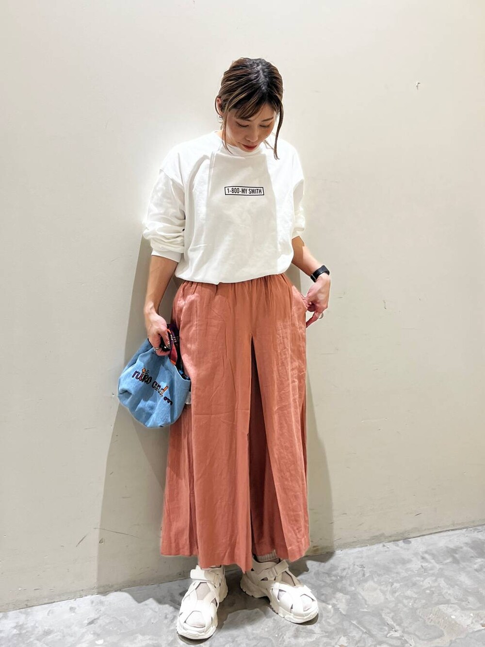 ブルー系のショルダーバッグ、ベージュ系のサンダル、ピンク系のその他パンツを着用したレディースの春コーディネートの2枚目の写真