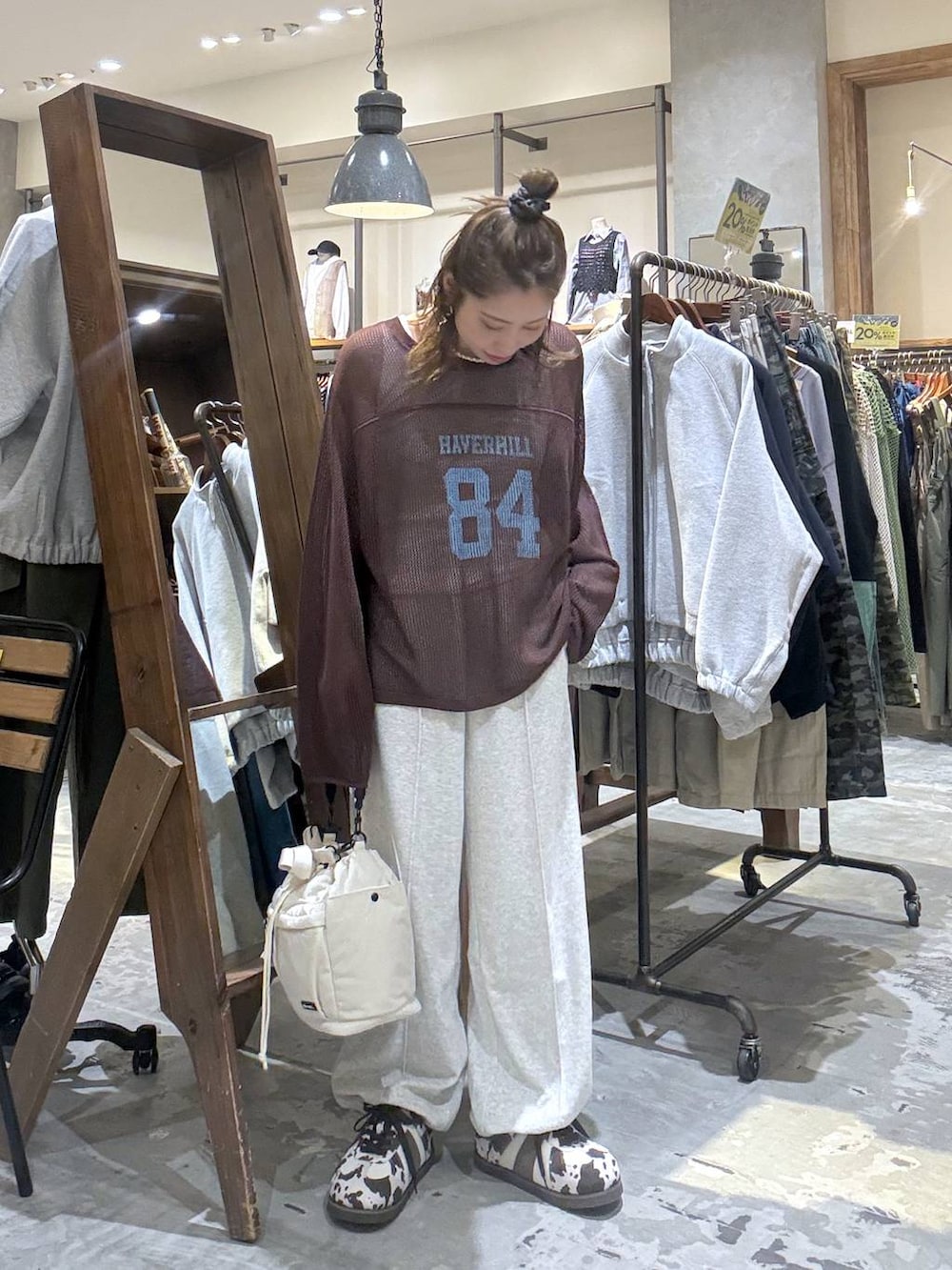 グレー系のその他パンツ、ホワイト系のタンクトップ、その他のスニーカーを着用したレディースの春コーディネートの3枚目の写真