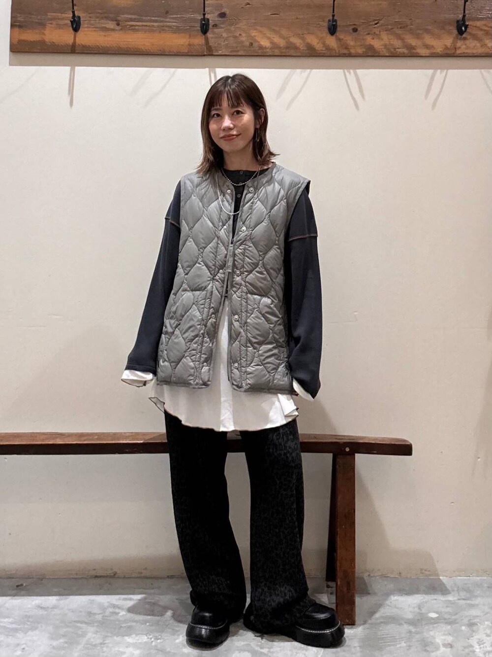 その他のその他パンツ、グレー系のワンピース、ブラック系のドレスシューズを着用したレディースの秋コーディネートの8枚目の写真