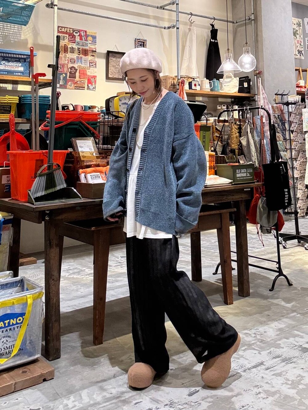 ホワイト系のTシャツ/カットソー、ブラック系のその他パンツ、イエロー系のその他シューズを着用したレディースの秋コーディネートの2枚目の写真
