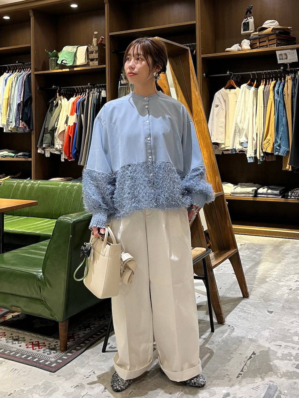 ベージュ系のチノパンツ、グレー系のパンプス、ブルー系のシャツ/ブラウスを着用したレディースの冬コーディネートの3枚目の写真
