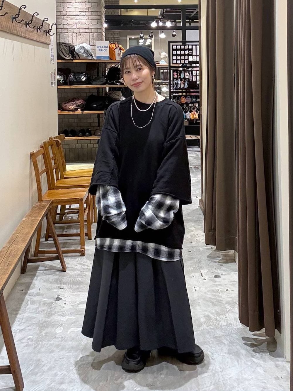 ブラック系のその他パンツ、ブラック系のTシャツ/カットソーを着用したレディースの春コーディネートの7枚目の写真