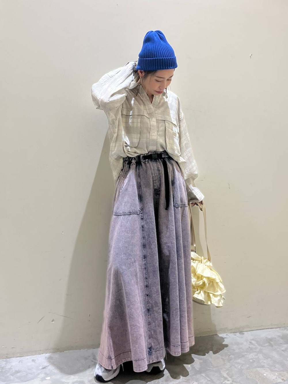 ベージュ系のショルダーバッグ、ベージュ系のシャツ/ブラウス、ピンク系のスカートを着用したレディースの春コーディネートの5枚目の写真