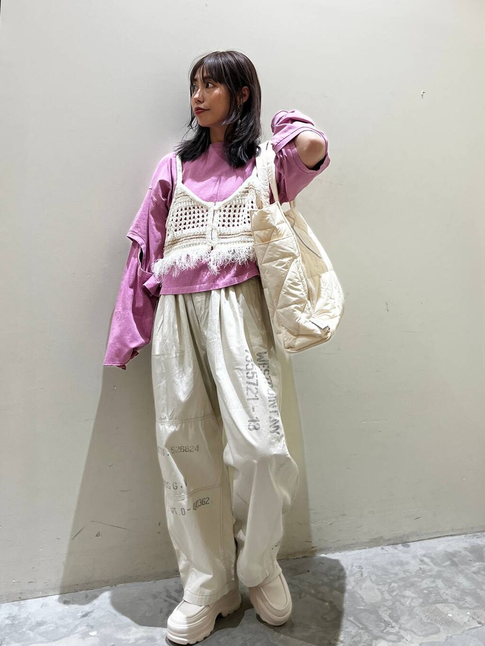 ベージュ系のローファー、ピンク系のTシャツ/カットソー、ベージュ系のその他トップスを着用したレディースの春コーディネートの8枚目の写真