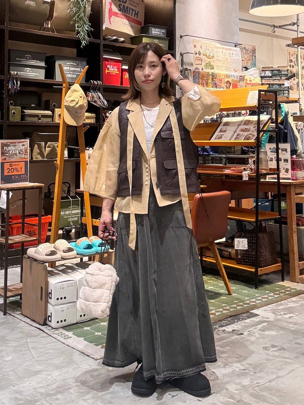 ホワイト系のTシャツ/カットソー、ブラック系のモカシン/デッキシューズ、ベージュ系のショルダーバッグを着用したレディースの秋コーディネートの5枚目の写真
