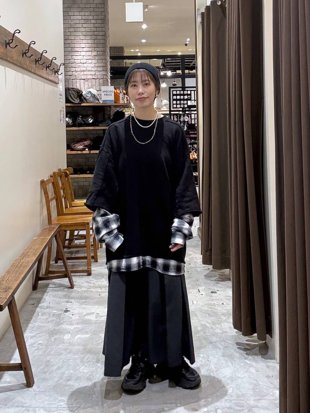 ブラック系のその他パンツ、ブラック系のTシャツ/カットソーを着用したレディースの春コーディネートの4枚目の写真