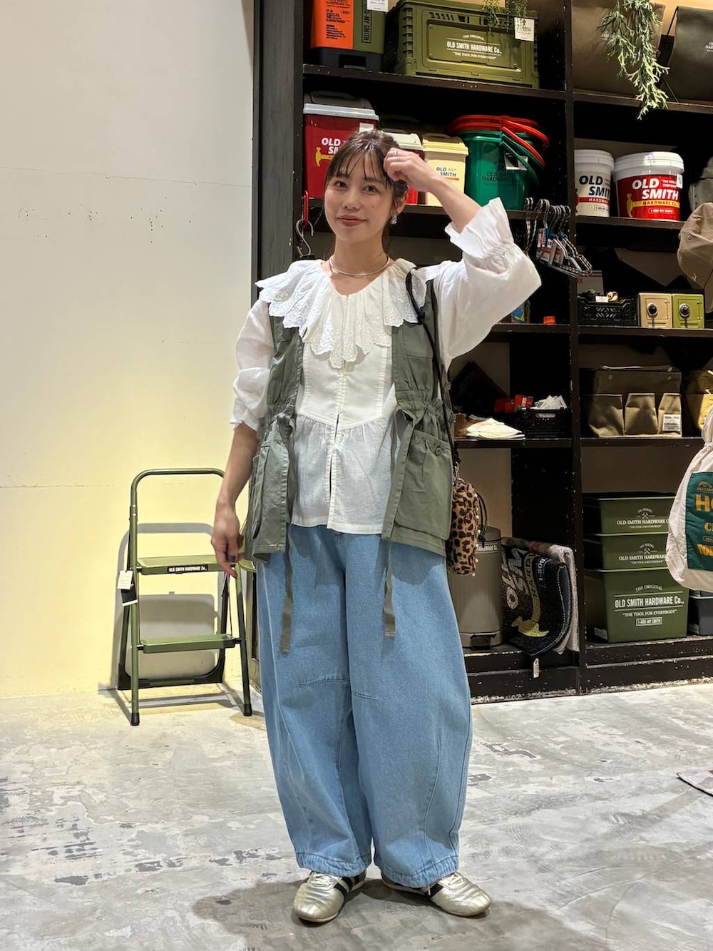 その他のショルダーバッグ、ゴールド系のスニーカー、グリーン系のベストを着用したレディースの冬コーディネートの9枚目の写真