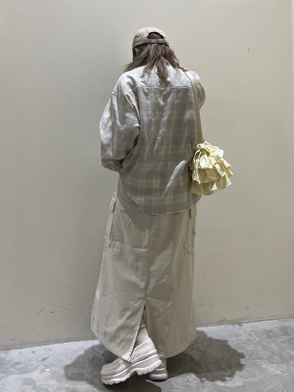 ベージュ系のローファー、ベージュ系のショルダーバッグ、ベージュ系のシャツ/ブラウスを着用したレディースの春コーディネートの3枚目の写真