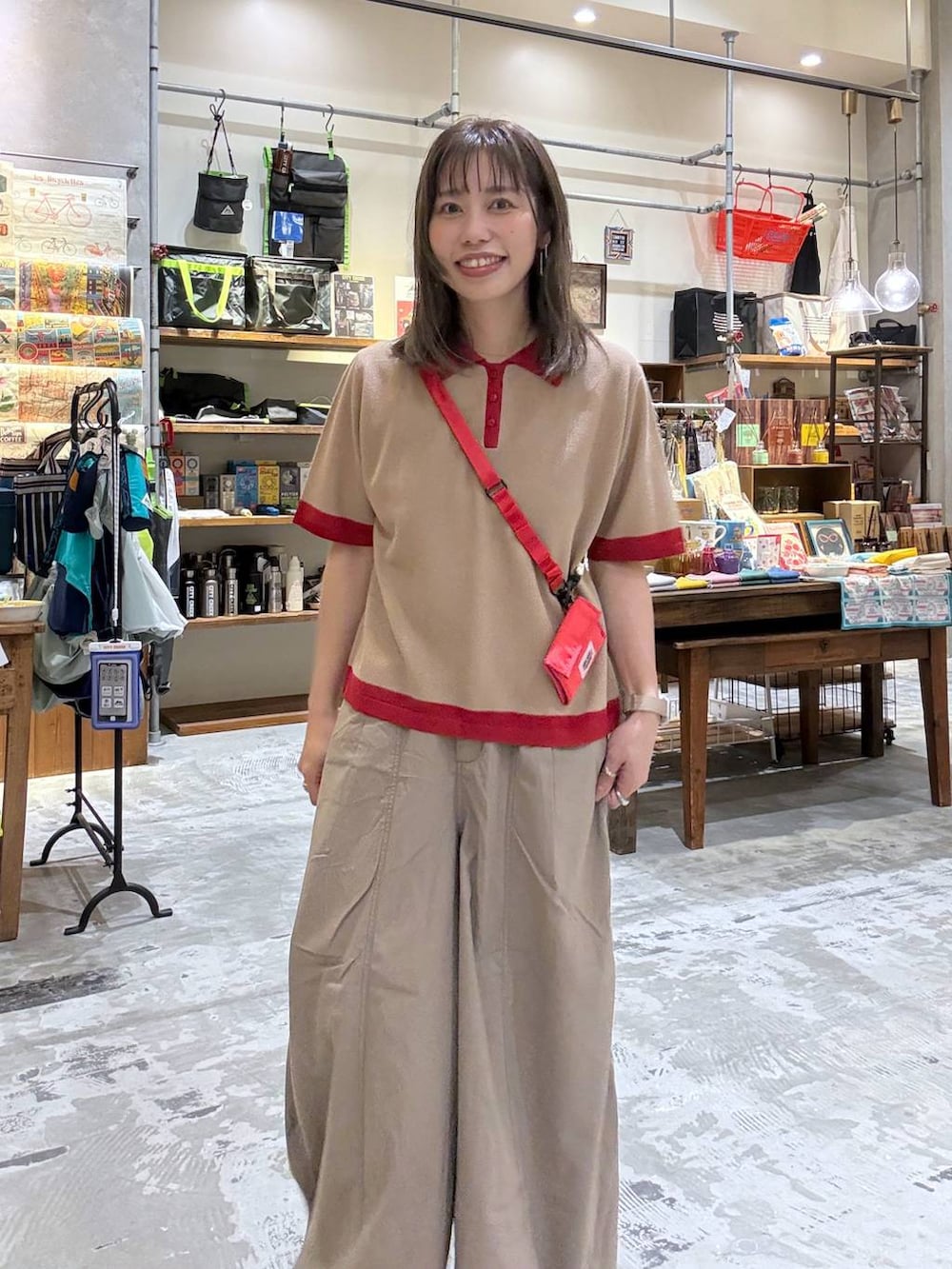 ブラウン系のサンダル、ベージュ系のニット/セーター、ブラウン系のその他パンツを着用したレディースの春コーディネートの3枚目の写真