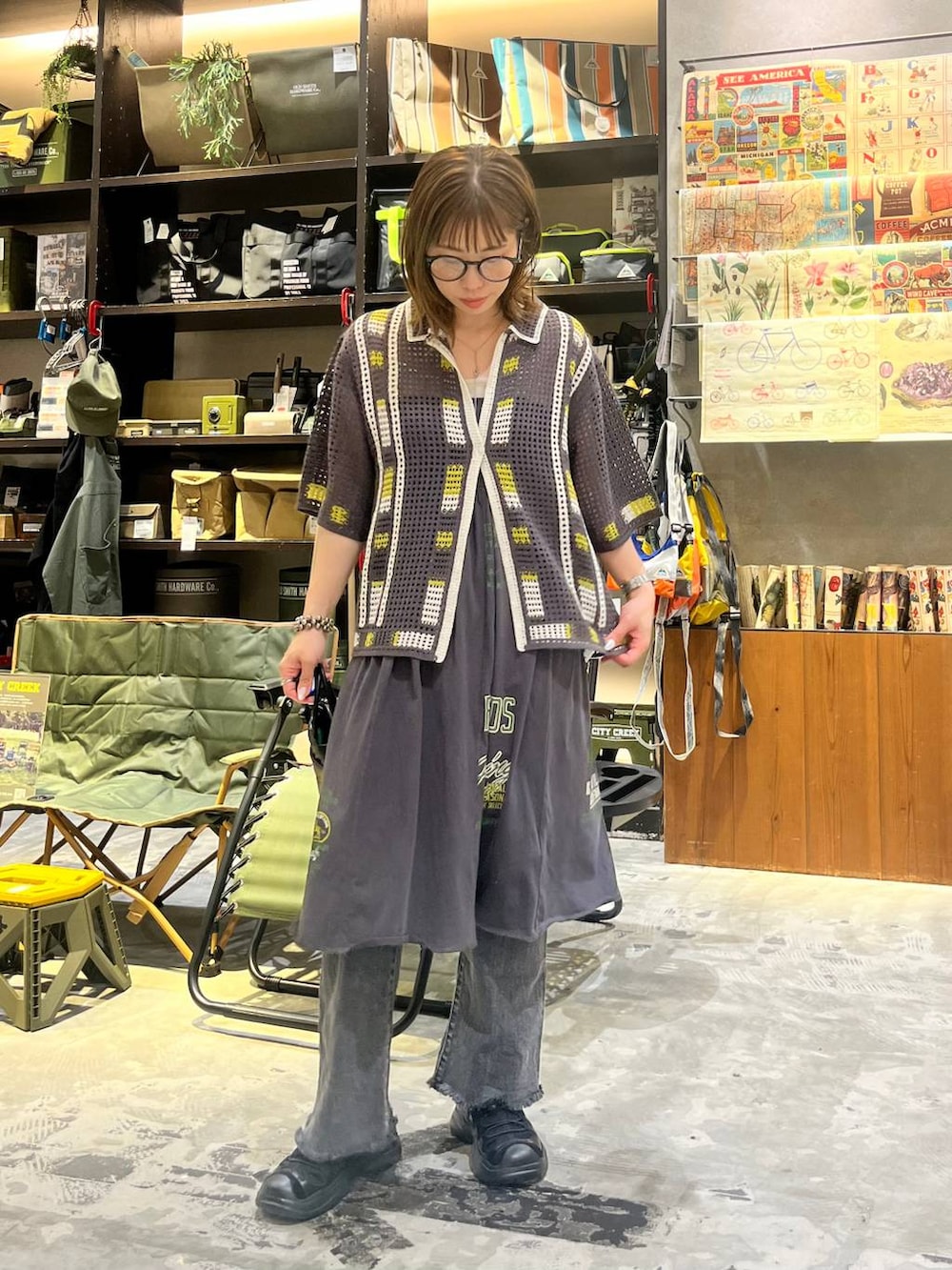 グレー系のその他パンツ、グレー系のチュニック、グレー系のカーディガン/ボレロを着用したレディースの春コーディネートの3枚目の写真