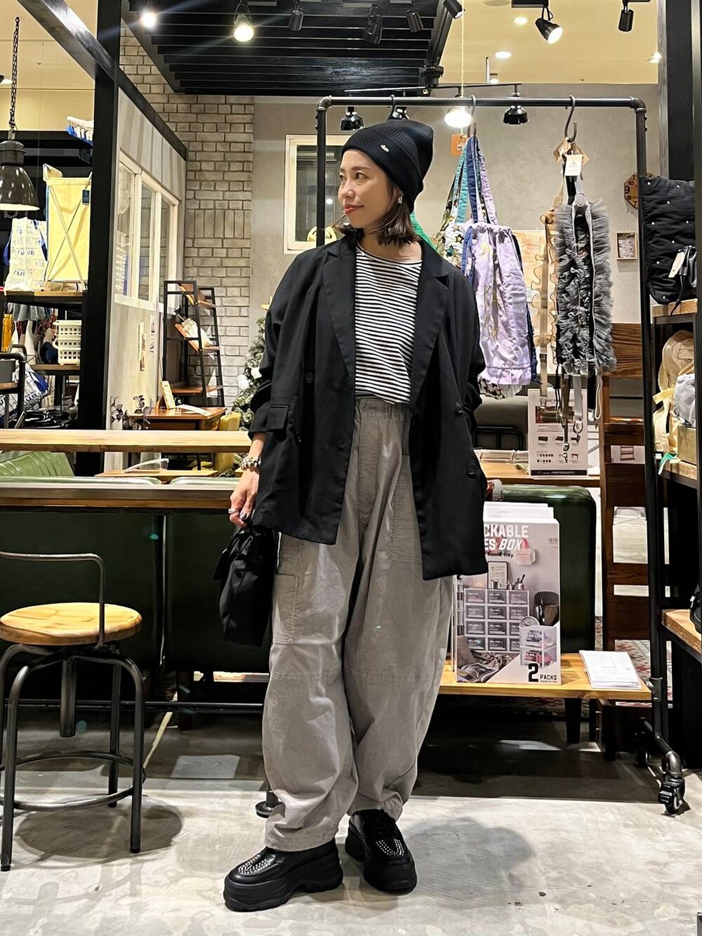 ブラック系のその他シューズ、ブラック系のショルダーバッグ、ブラック系のその他アウターを着用したレディースの秋コーディネートの2枚目の写真