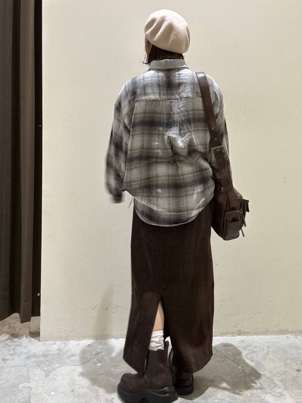 グリーン系のシャツ/ブラウス、ブラウン系のスカート、ブラウン系のショルダーバッグを着用したレディースの秋コーディネートの2枚目の写真