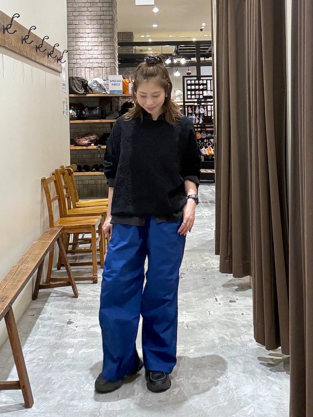 ブラック系のTシャツ/カットソー、ブルー系のその他パンツを着用したレディースの春コーディネートの5枚目の写真