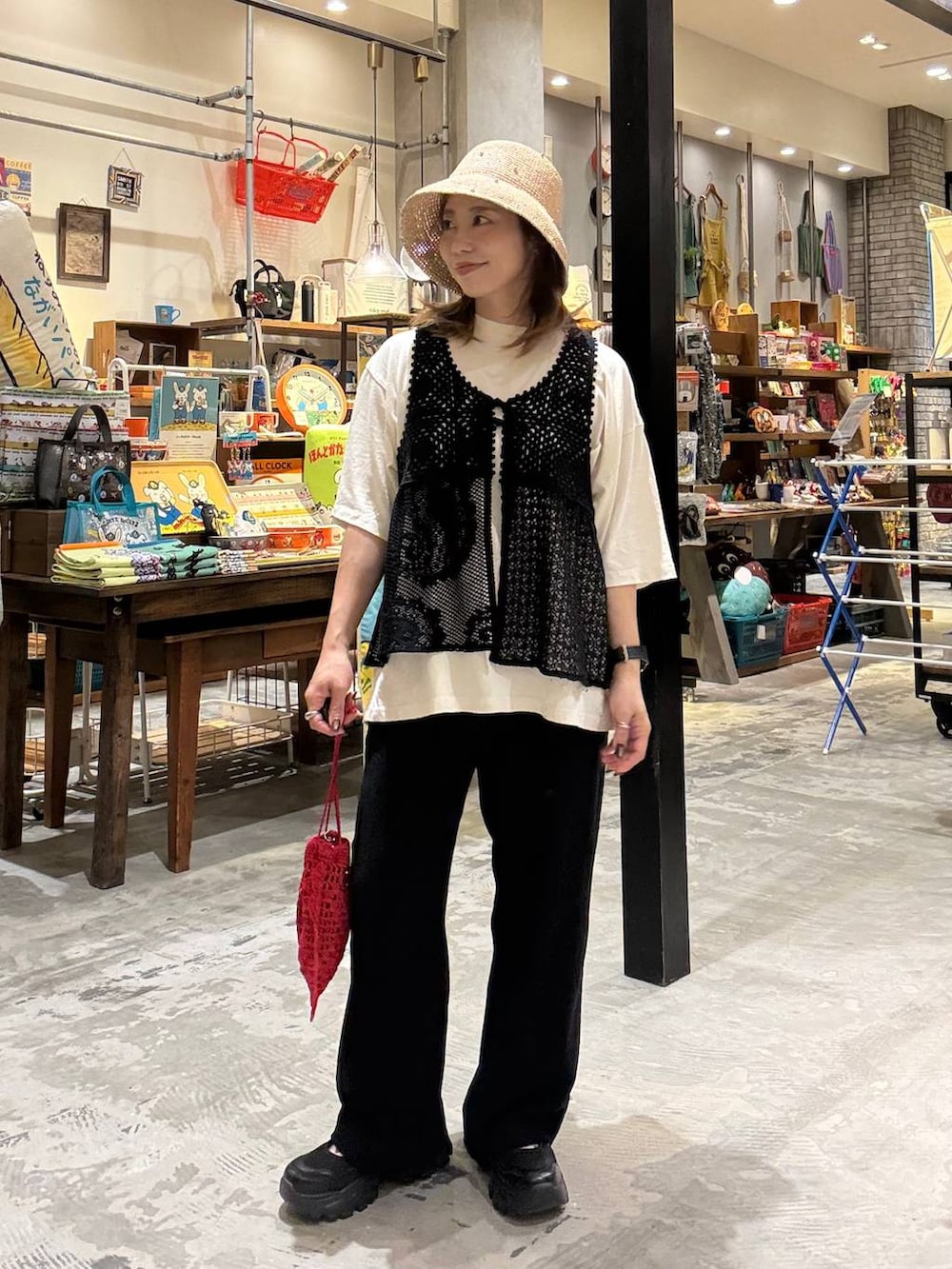 ブラック系のスニーカー、ホワイト系のTシャツ/カットソー、ブラック系のその他パンツを着用したレディースの春コーディネートの4枚目の写真